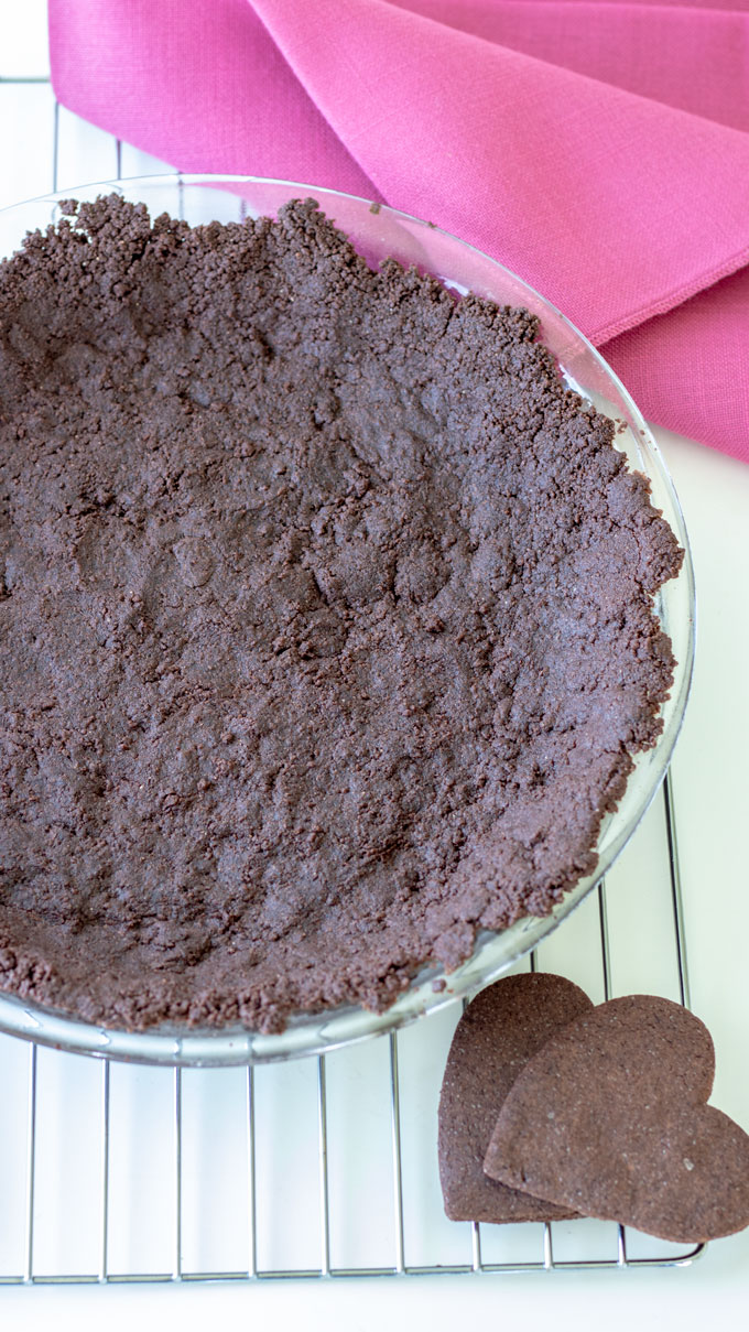 chocolate pie crust with chocolate cookies on the side