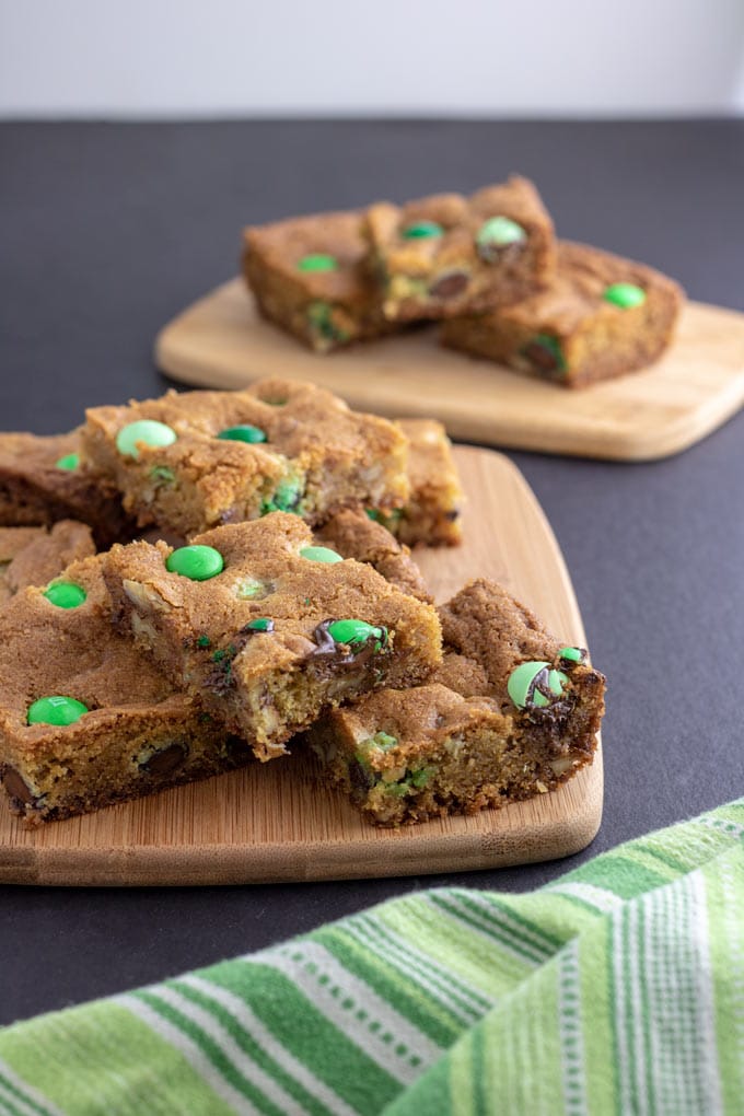 Two wooden boards with cliced cookie bars