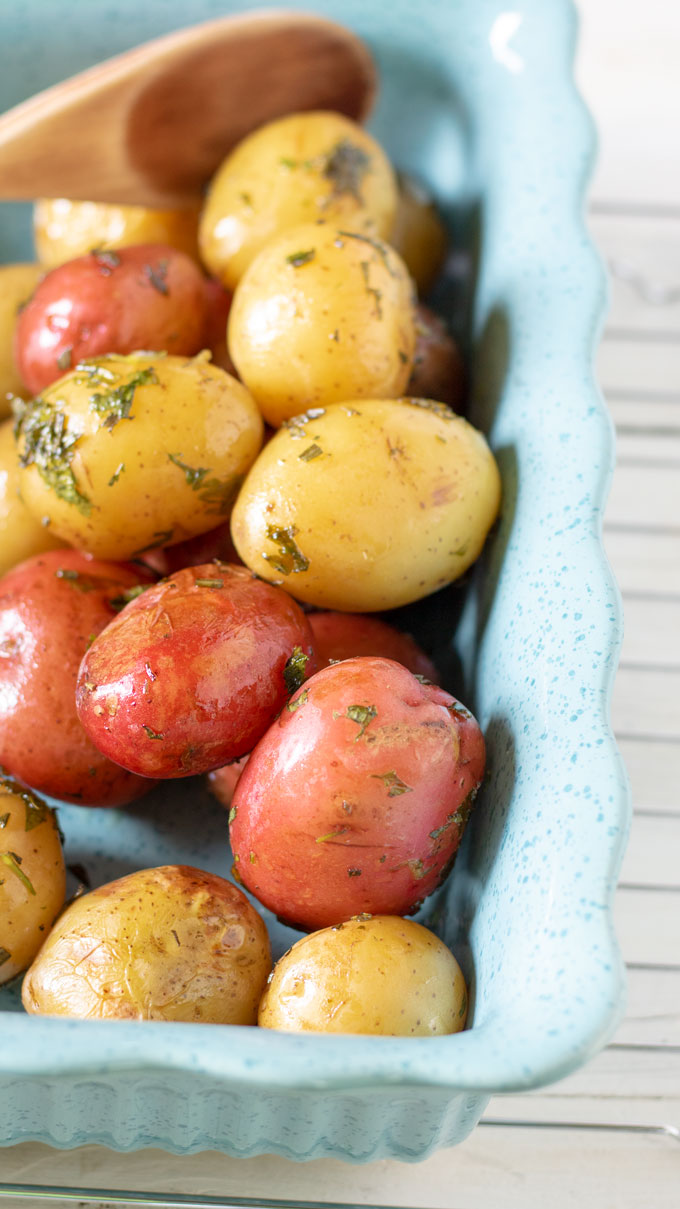grilled potatoes in blue casserole.