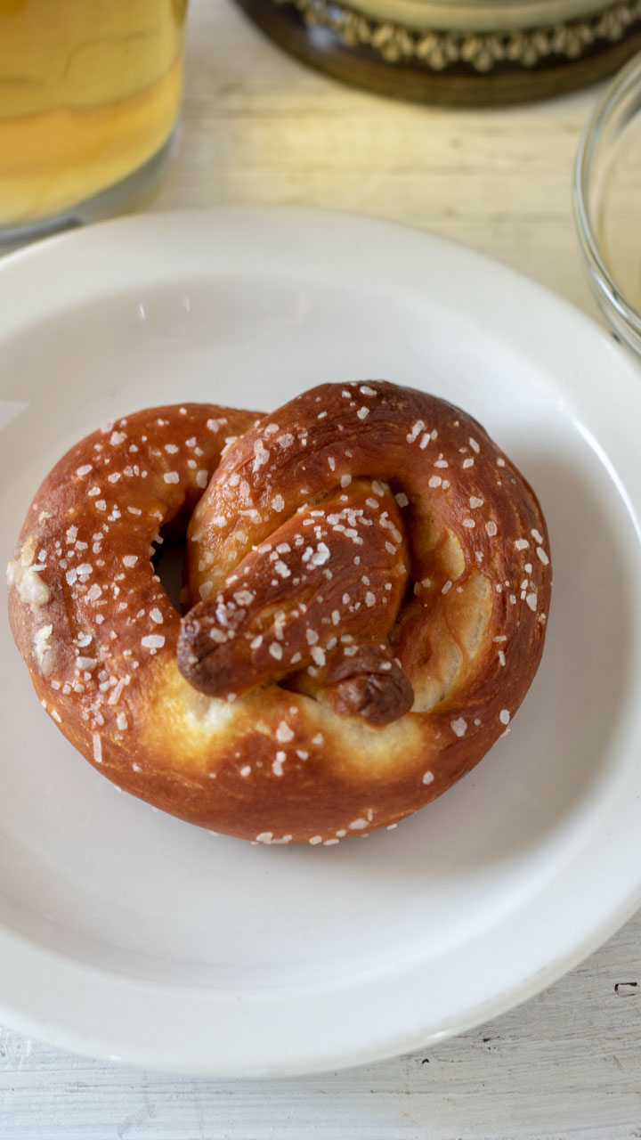 pretzel with beer and dipping sauce.