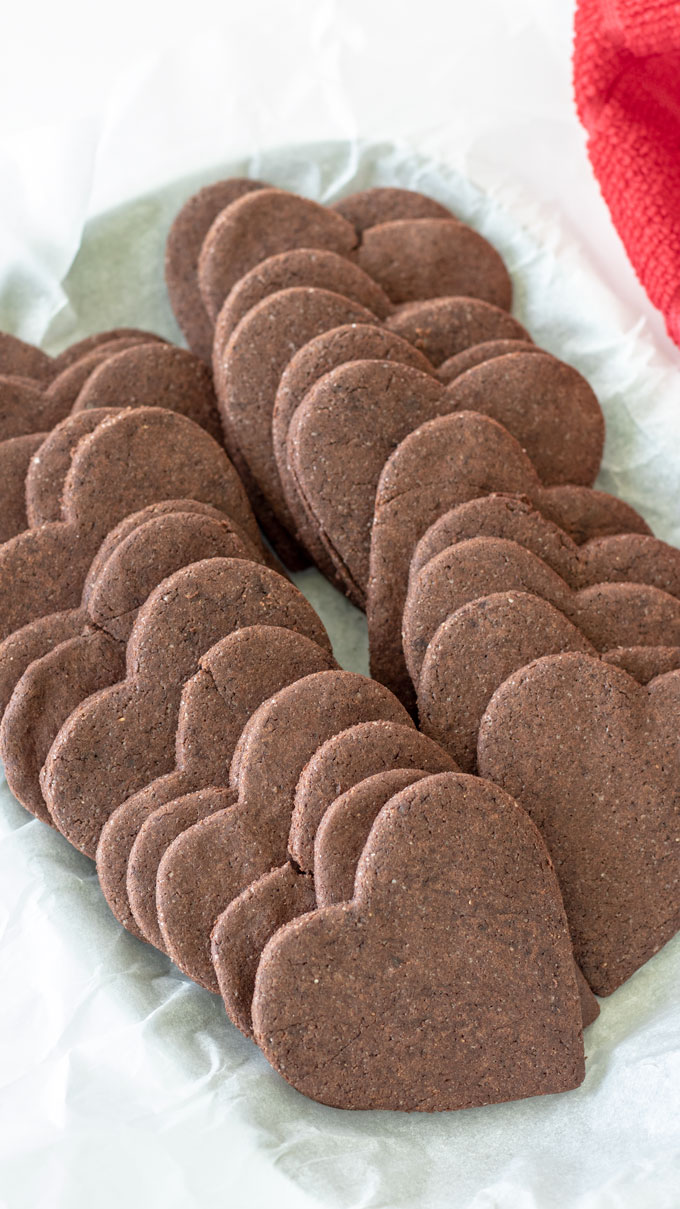 plate line with 2 rows of cookies