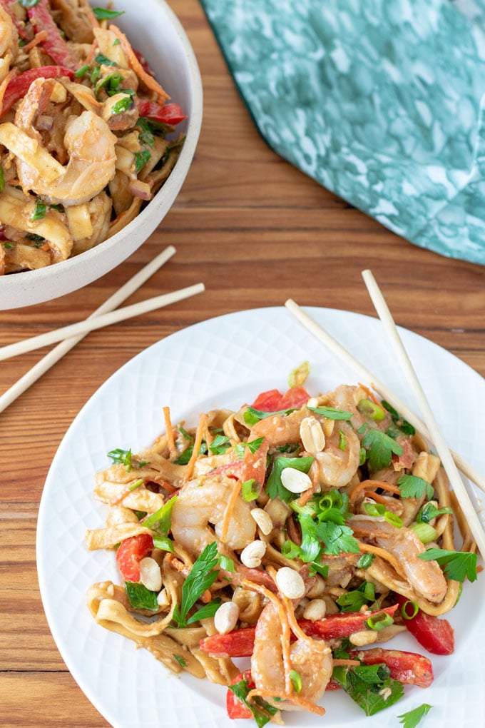 shrimp pad thai with red pepppers and shrimp