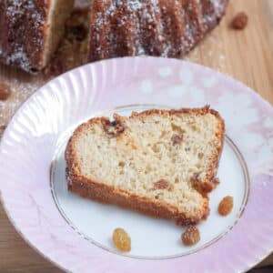 Slice of gugelhupf on pink plate.
