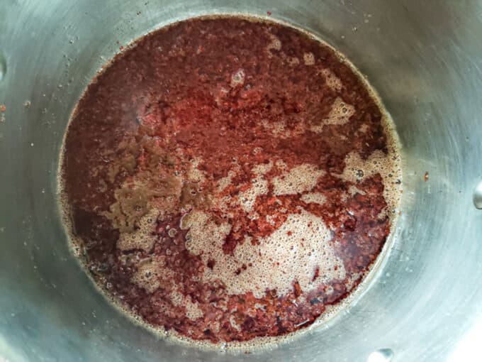 Cherries water and lemon juice in large pot.