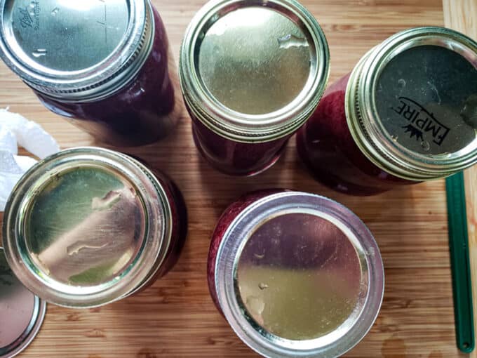 Bands screwed onto jars.