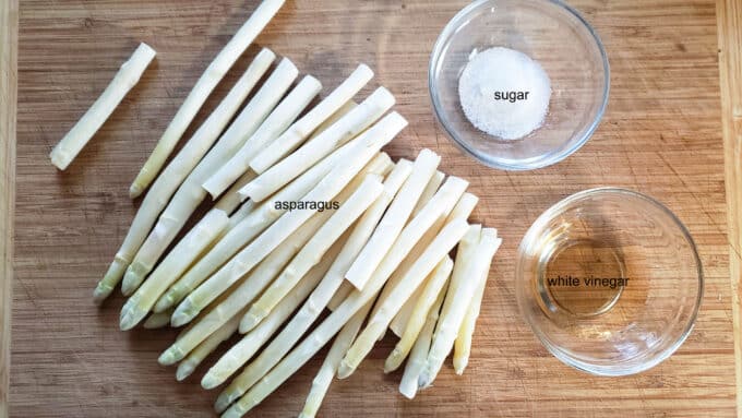 Ingredients to make it. White asparagus, sugar and vinegar.