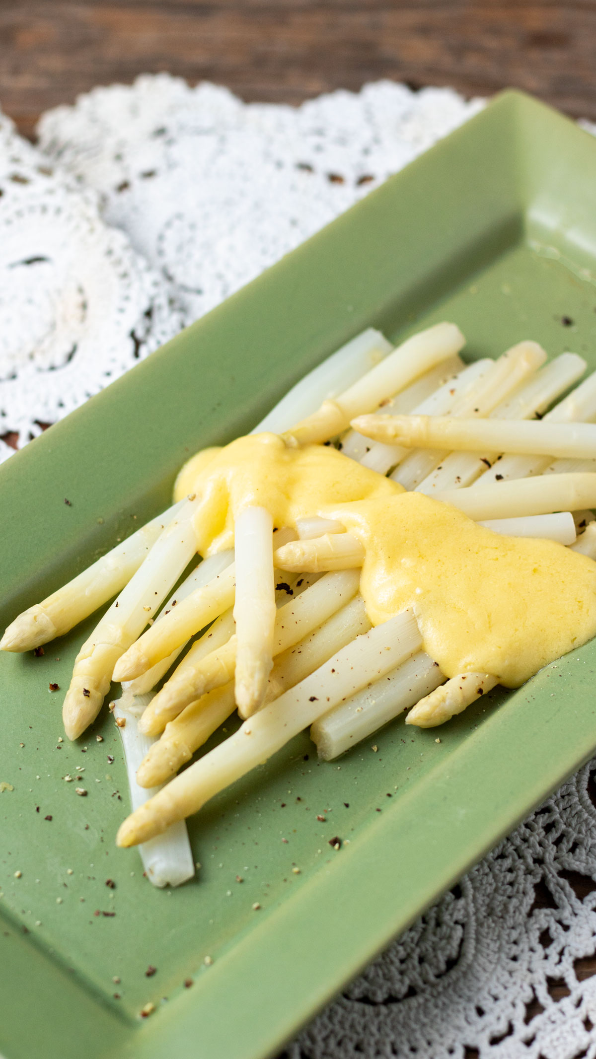White asparagus on green platter.