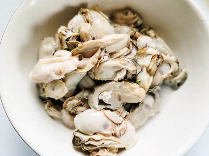 Bowl of shucked oysters.