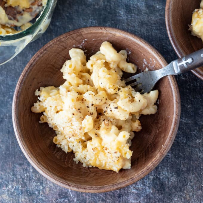 Wooden bowl with smoked macaroni and cheese.