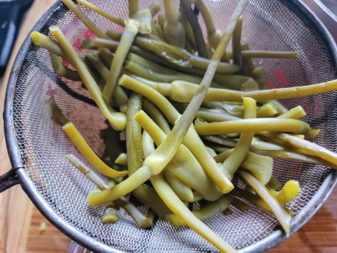 Draining buds from broth.