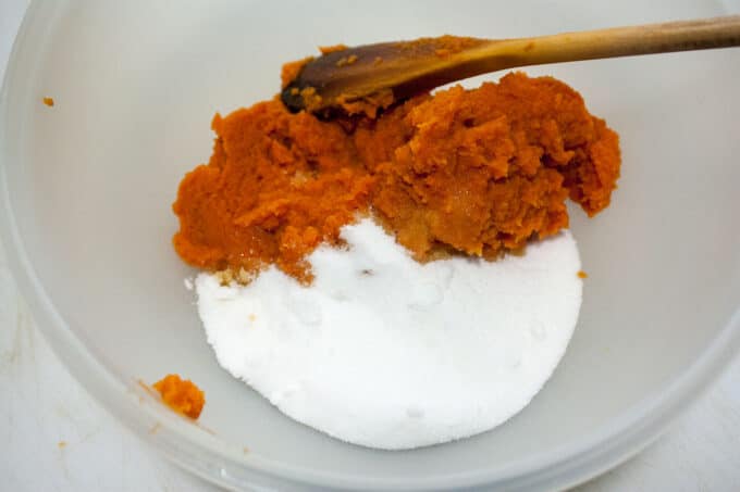 Pumpkin and sugar in large bowl.