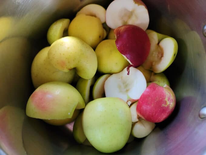 Cored apples in large saucepan.