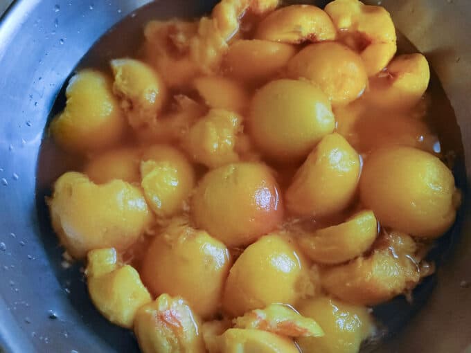 Halved peaches in syrup.