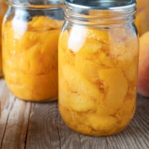 Sliced peaches in jars.