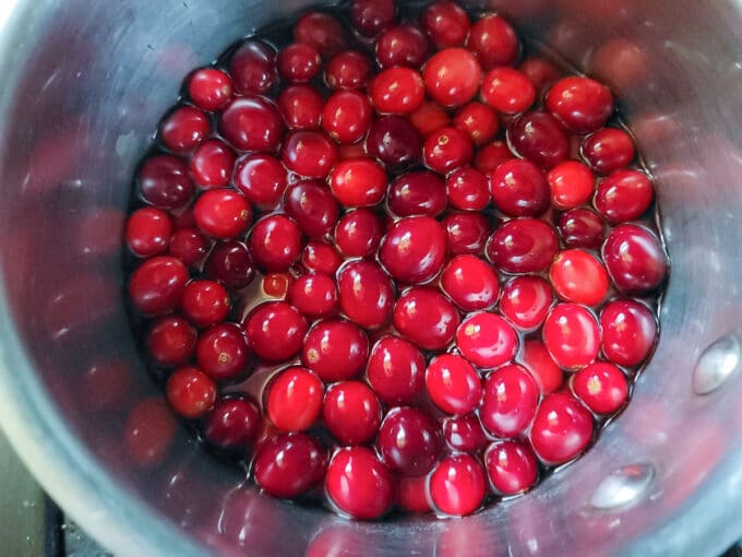 Berries in a saucepan with vinegar.