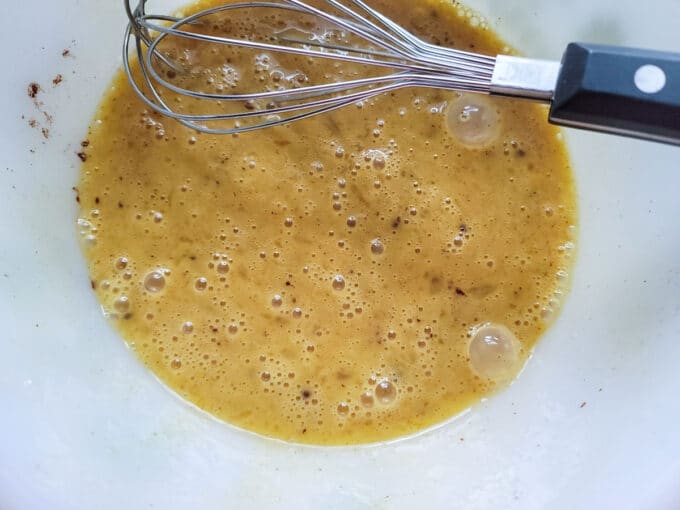Whisk up eggs with the whisk.
