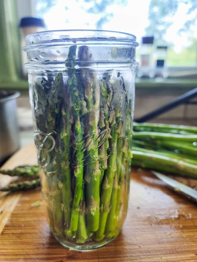 Asparagus spears in a jar.