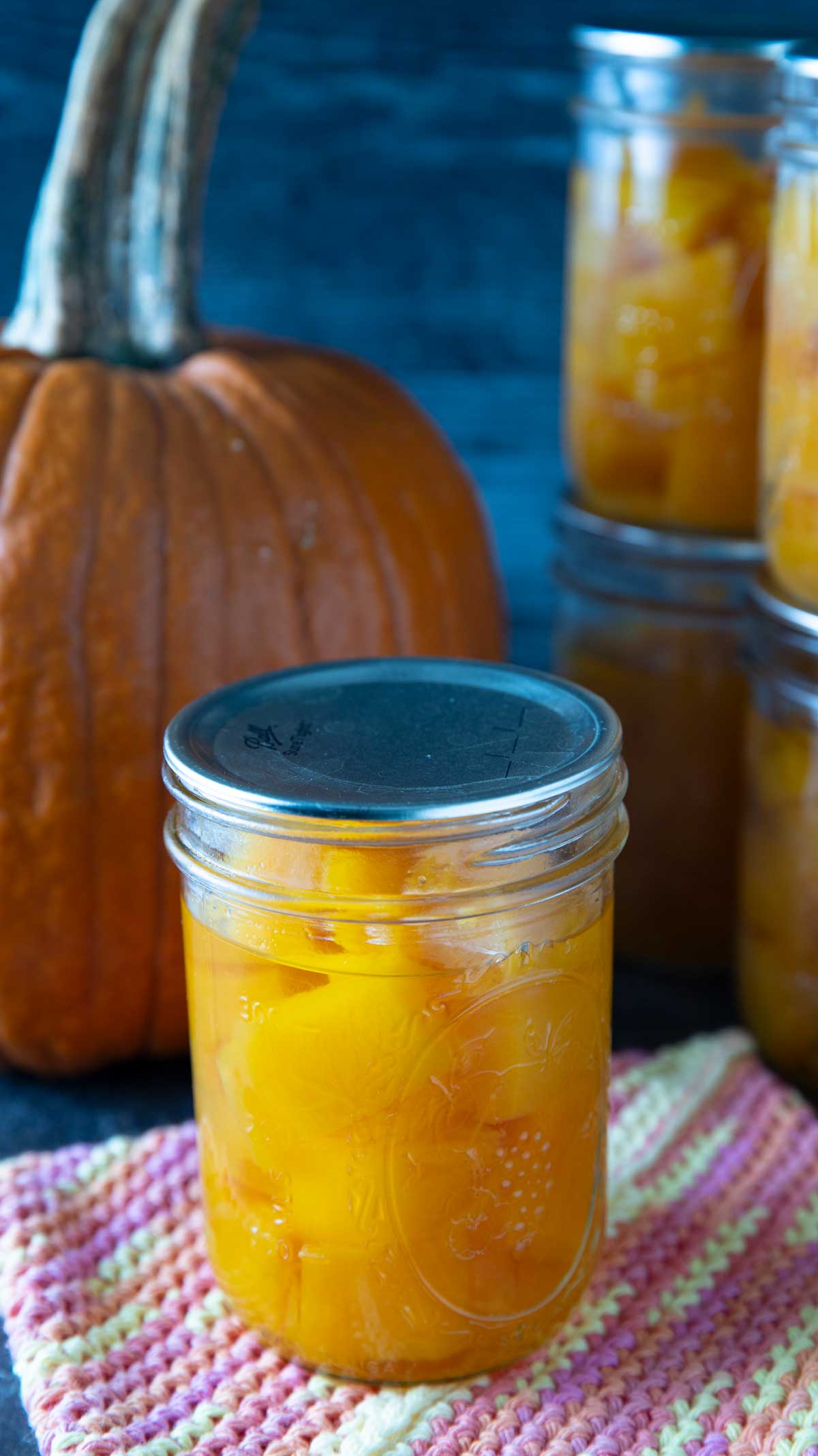 Line a canning jars with canned pumpkin.