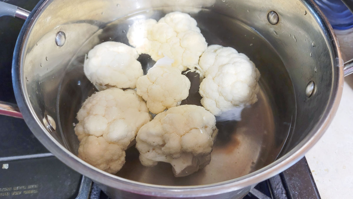 Cauliflower blanching in boiling water.