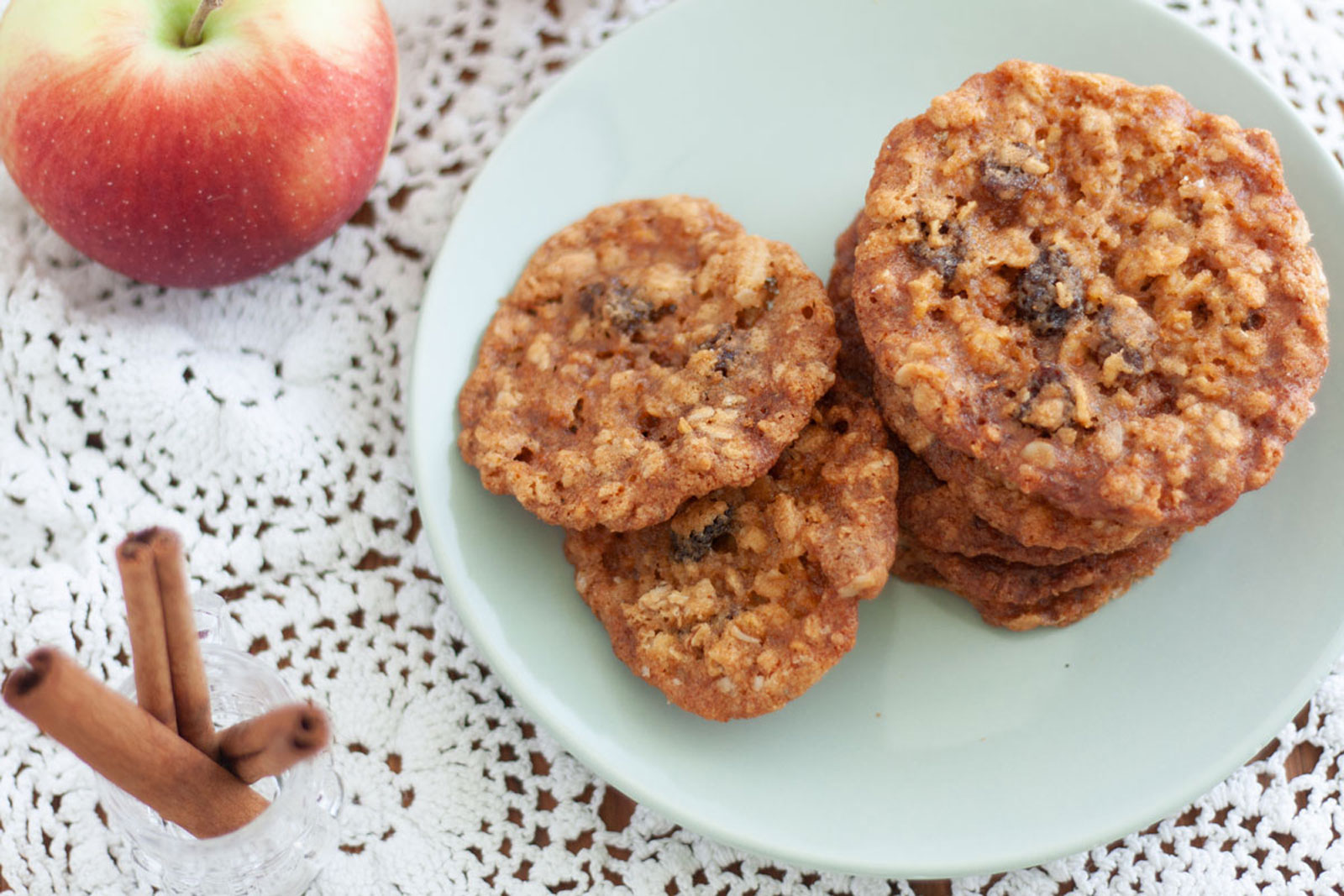 Oatmeal cookies with raisins.