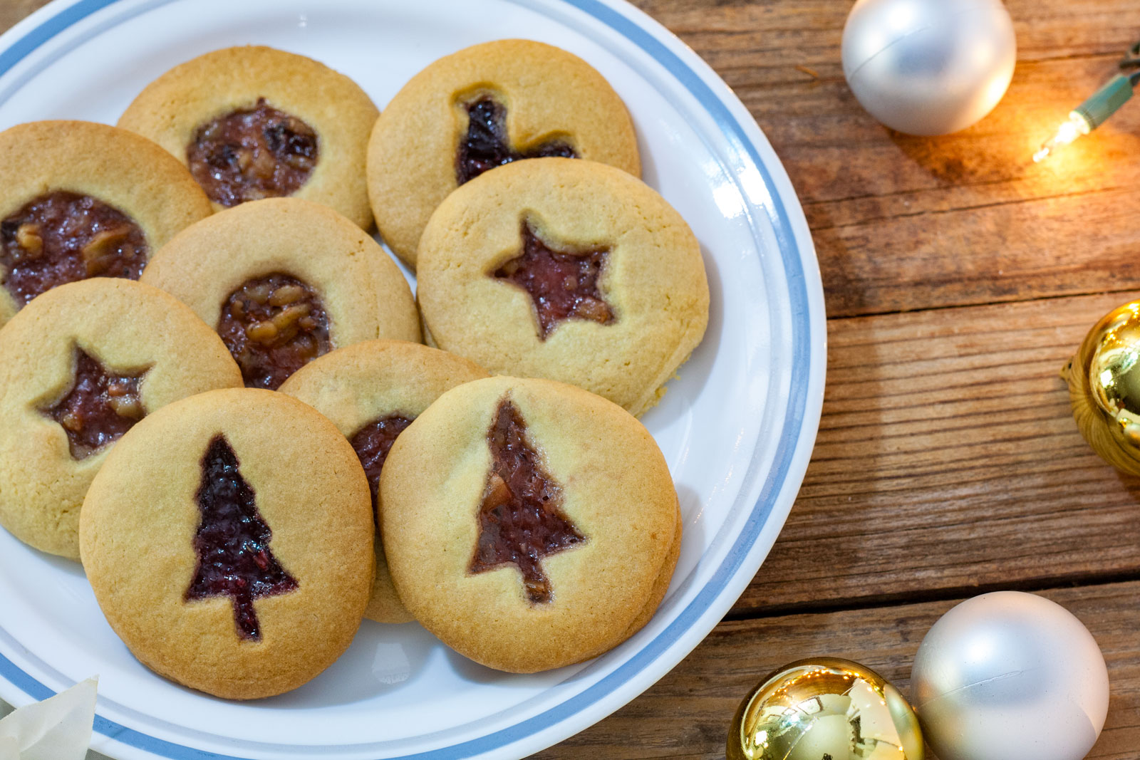 Cookies with jam inside.