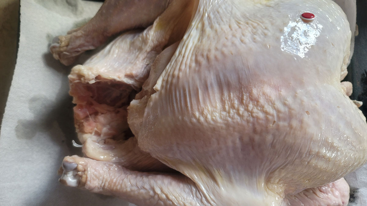 Drying the turkey with paper towel.