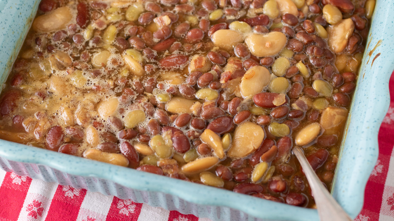 Four bean baked beans with colorful beans.