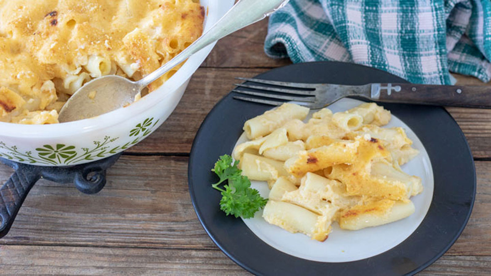 Creamy macaroni and cheese with a crunchy topping.