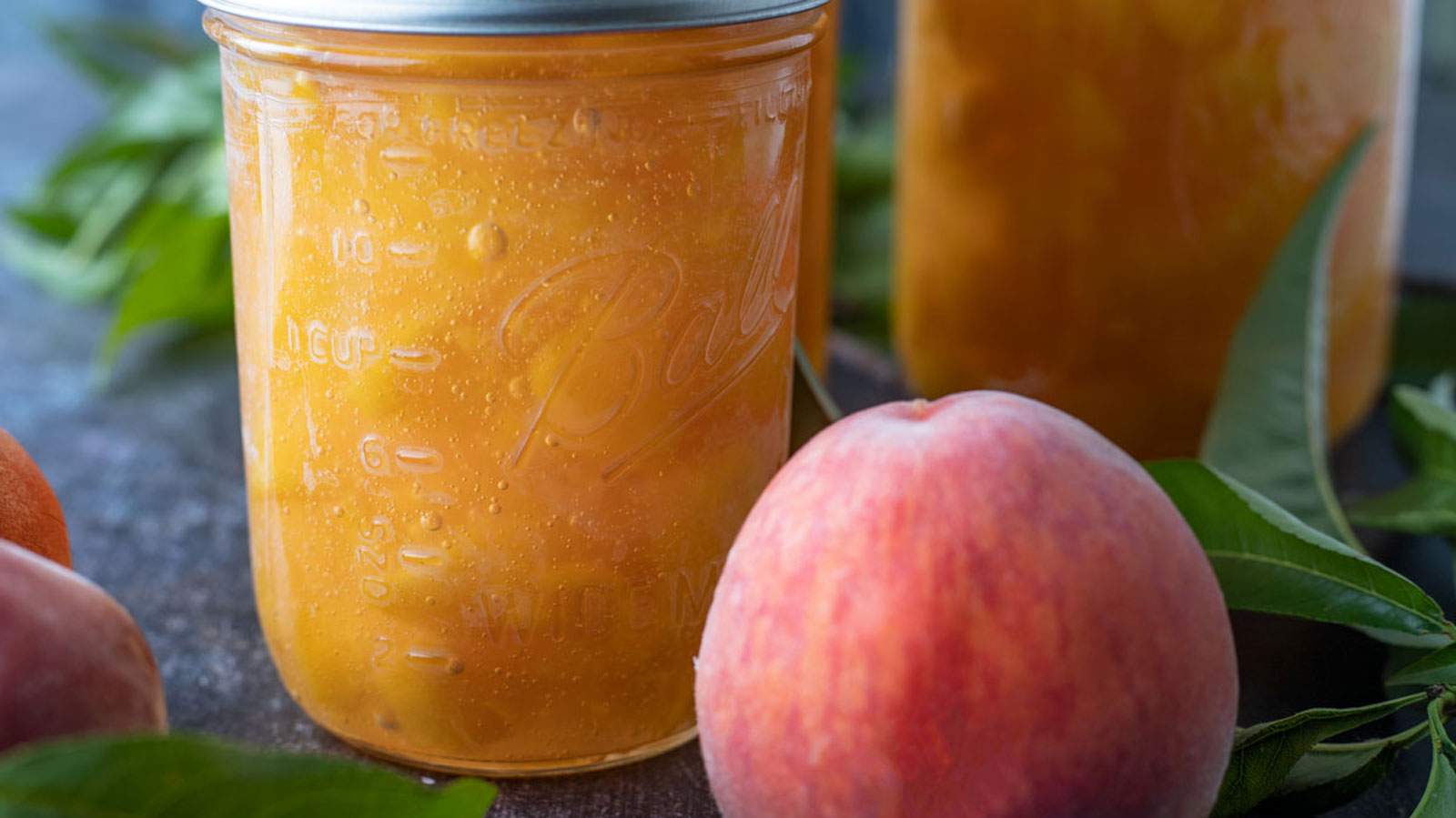 Pint jar of peach pie filling.