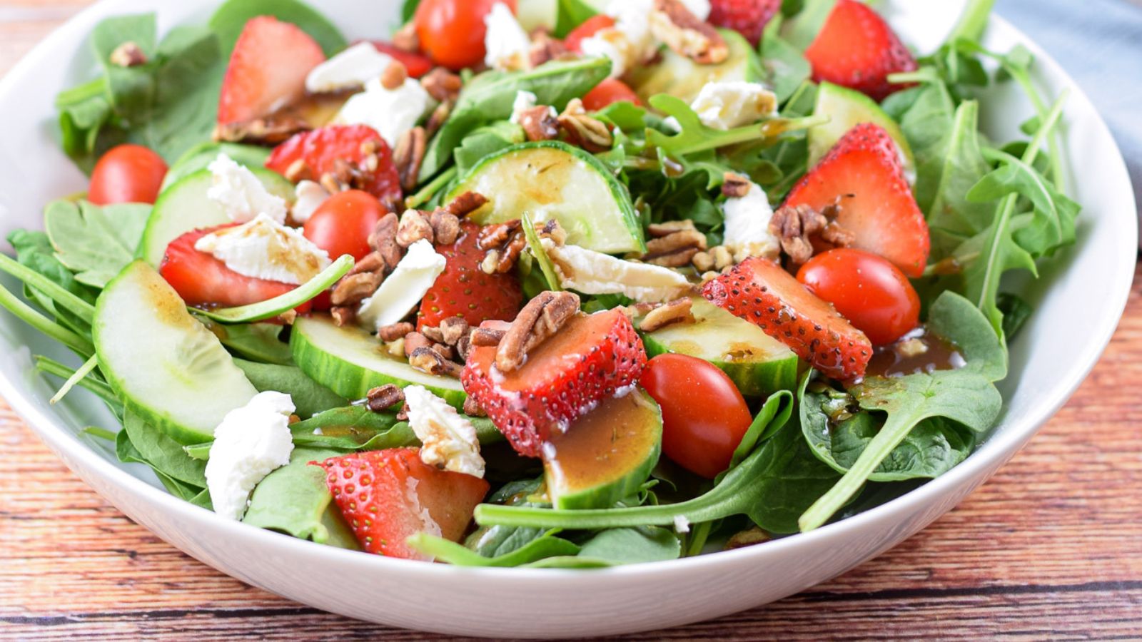 Salad with strawberries and pecan.