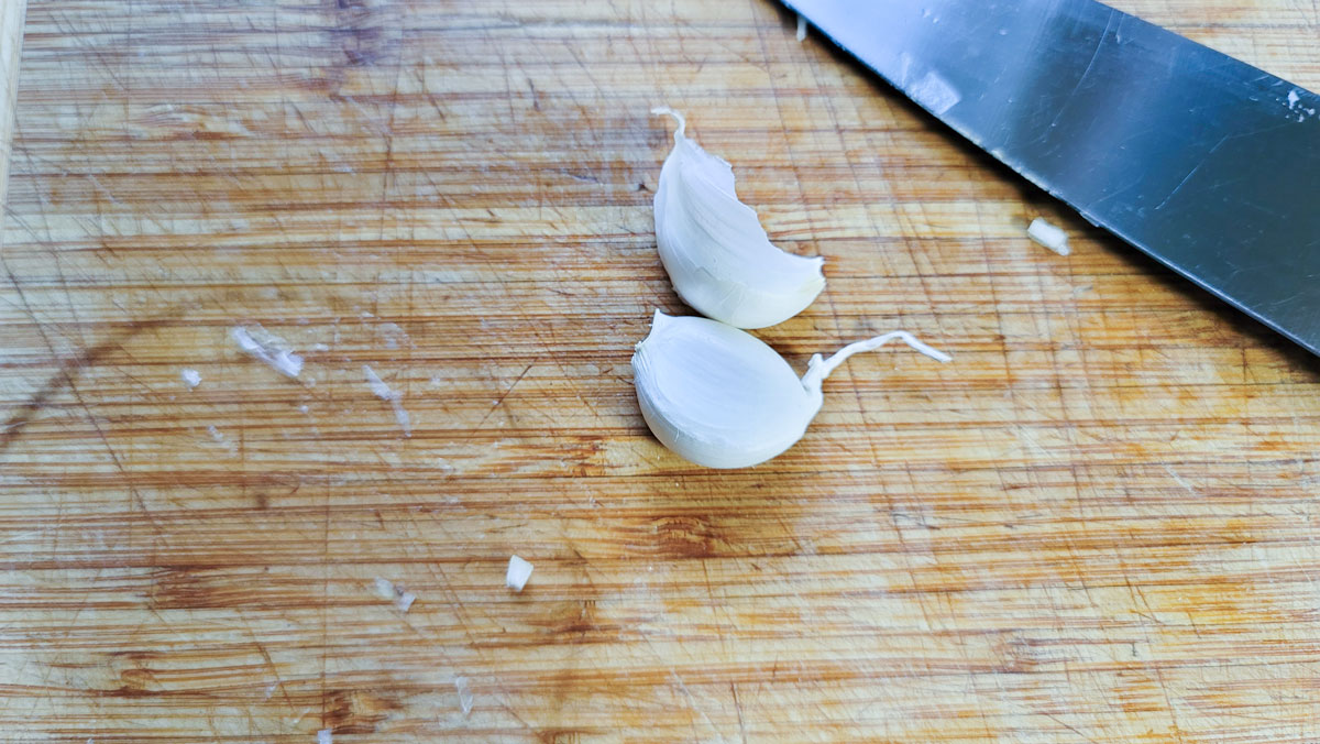 Garlic cloves on the cutting board.