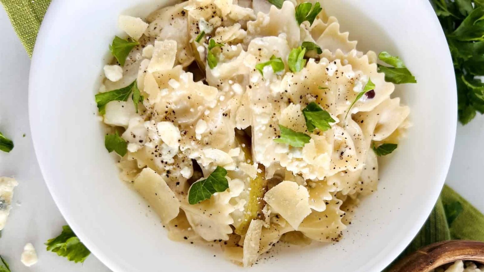 Gorgonzola pasta on a plate.