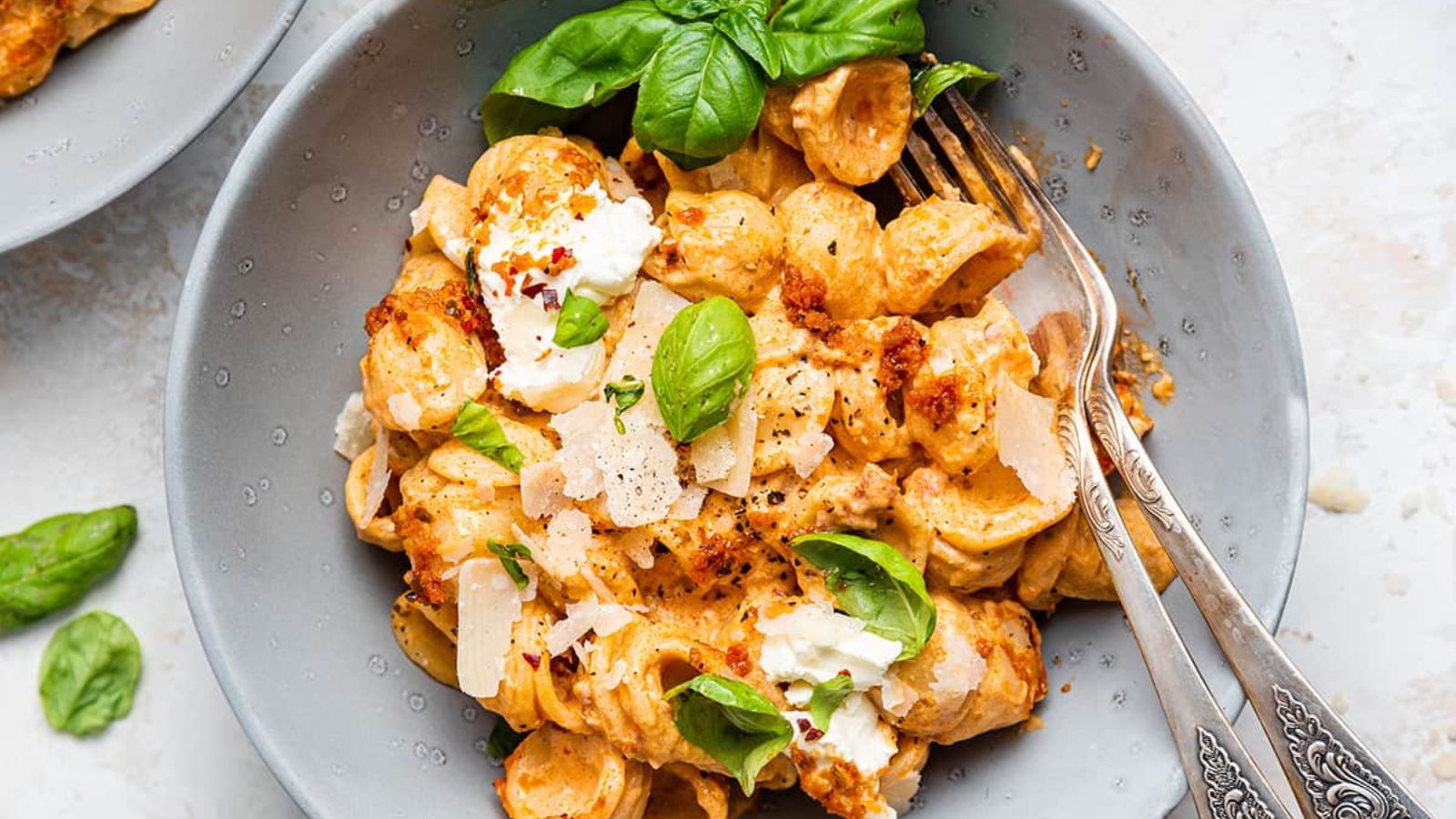 Sun dried tomato pasta on a palte.