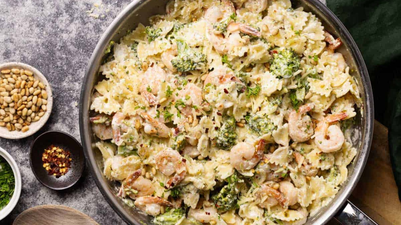 Srimp and broccoli pasta in a pot.