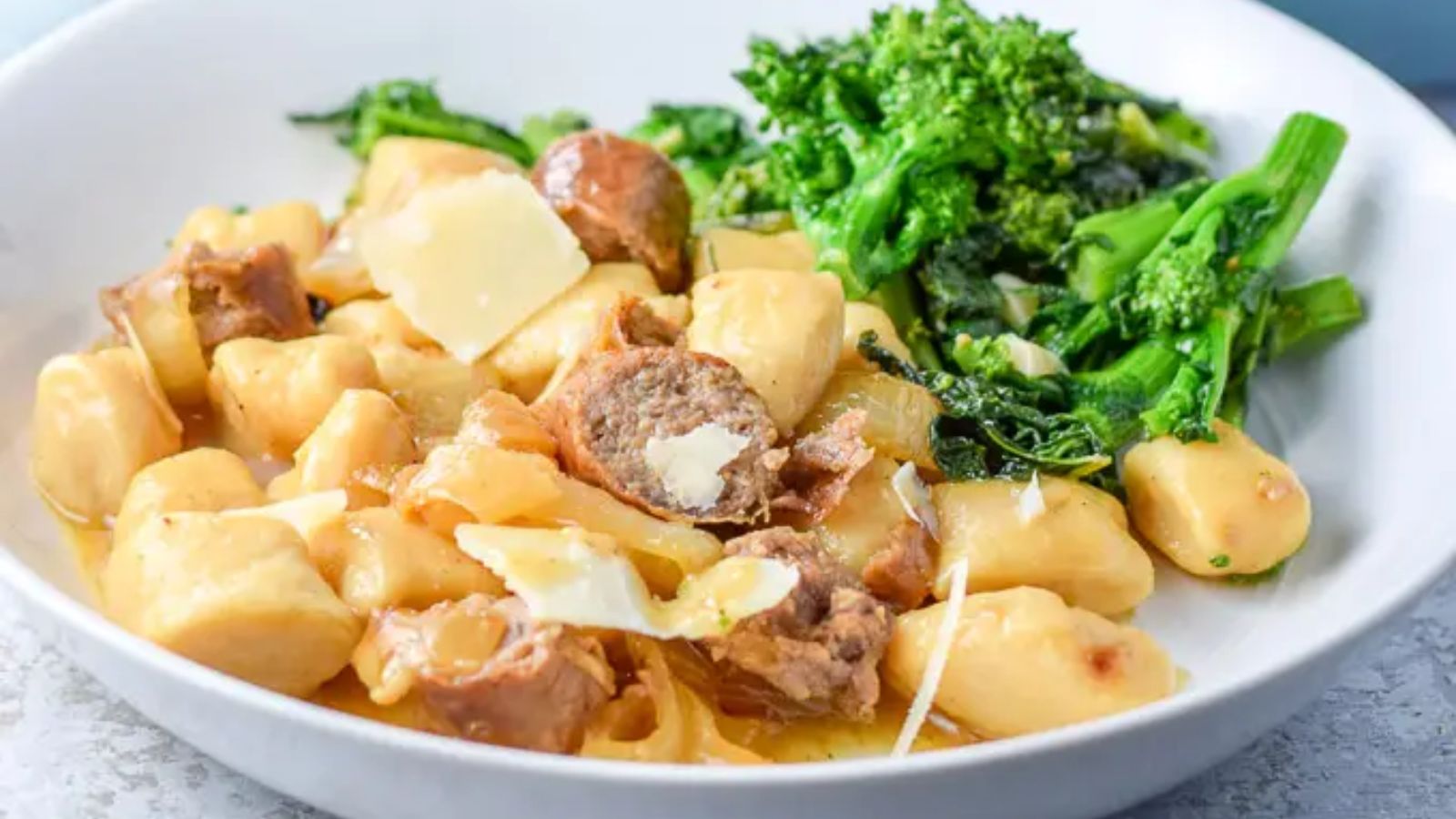 Gnocchi with sauce and veggie on the side.