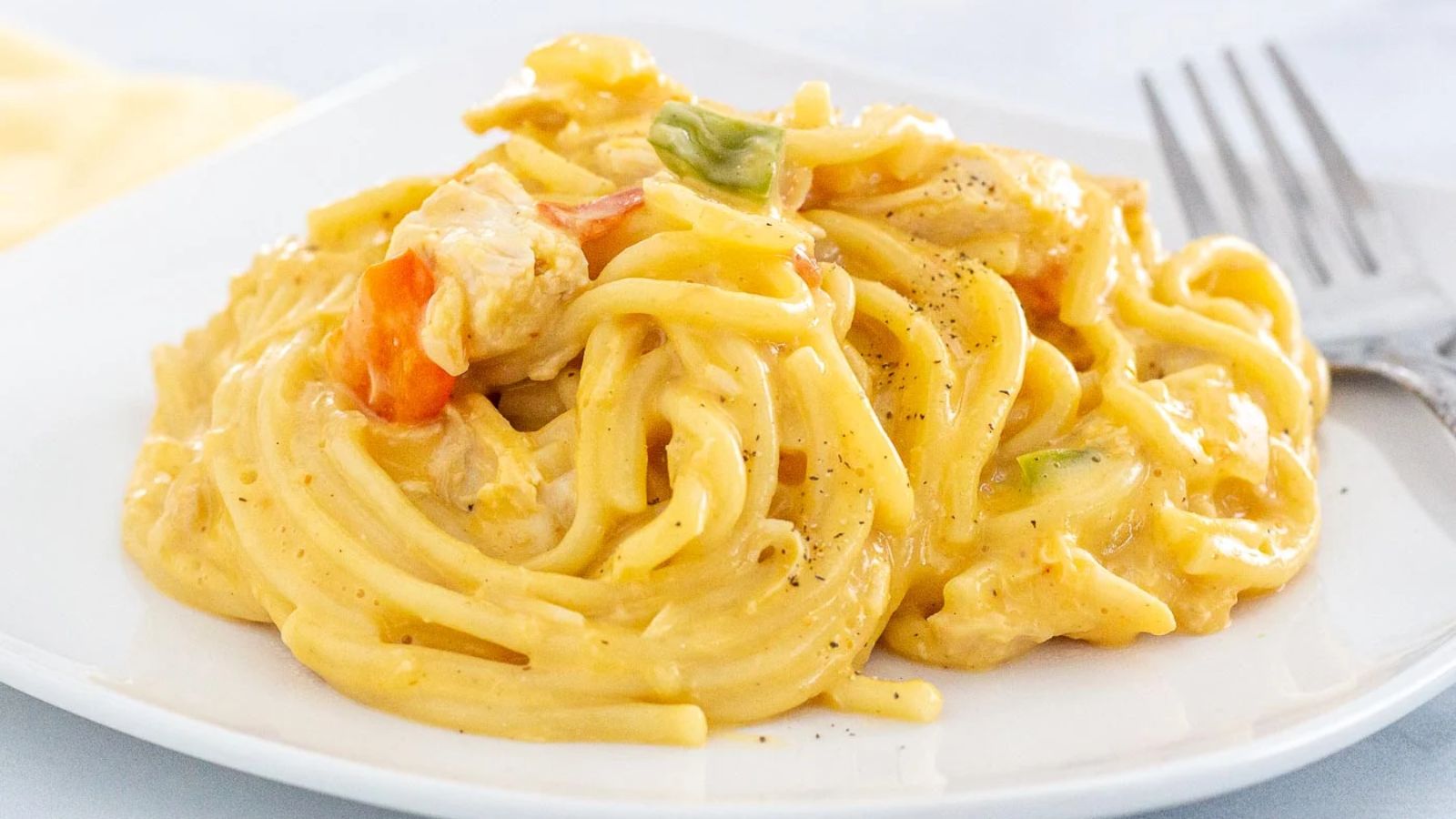 Chicken spaghetti on a plate.