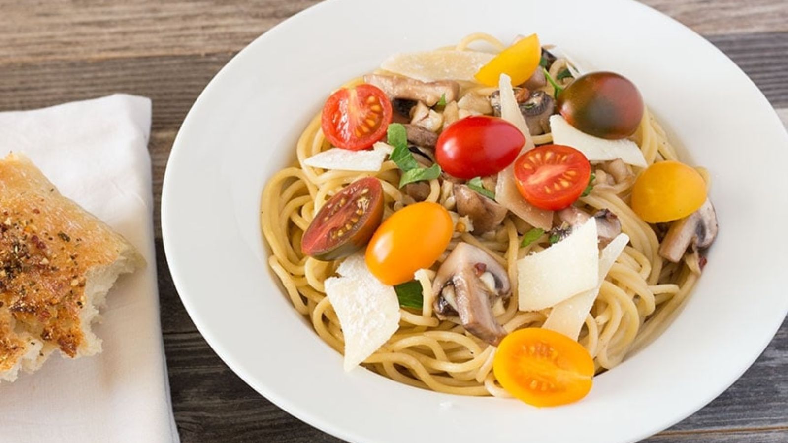Spaghetti aglio olio on a plate.