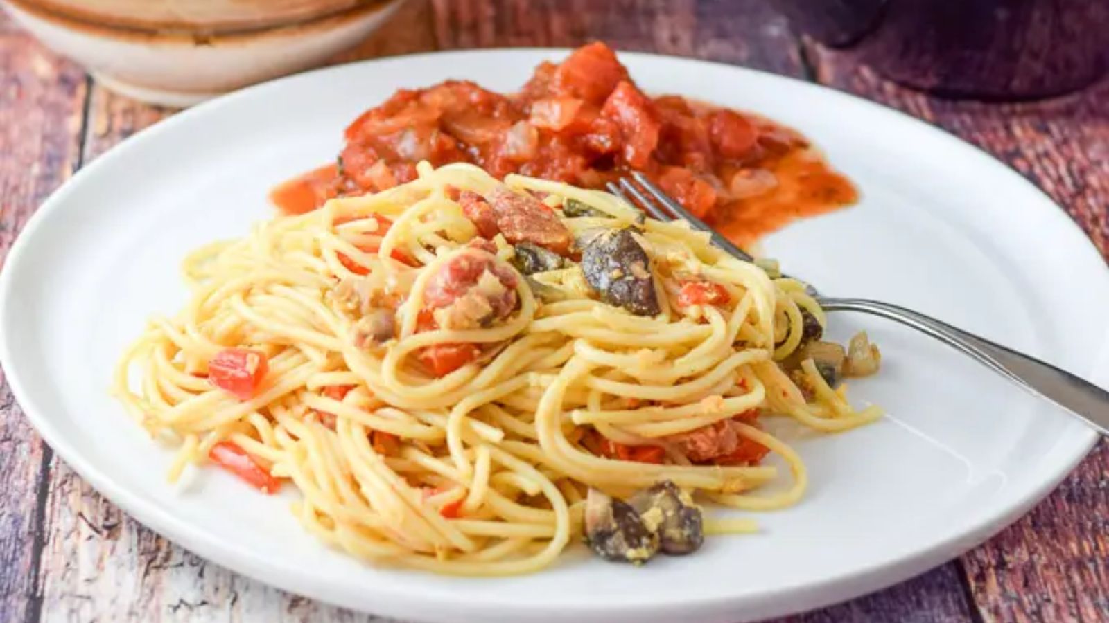 Spaghetti egg on a plate.