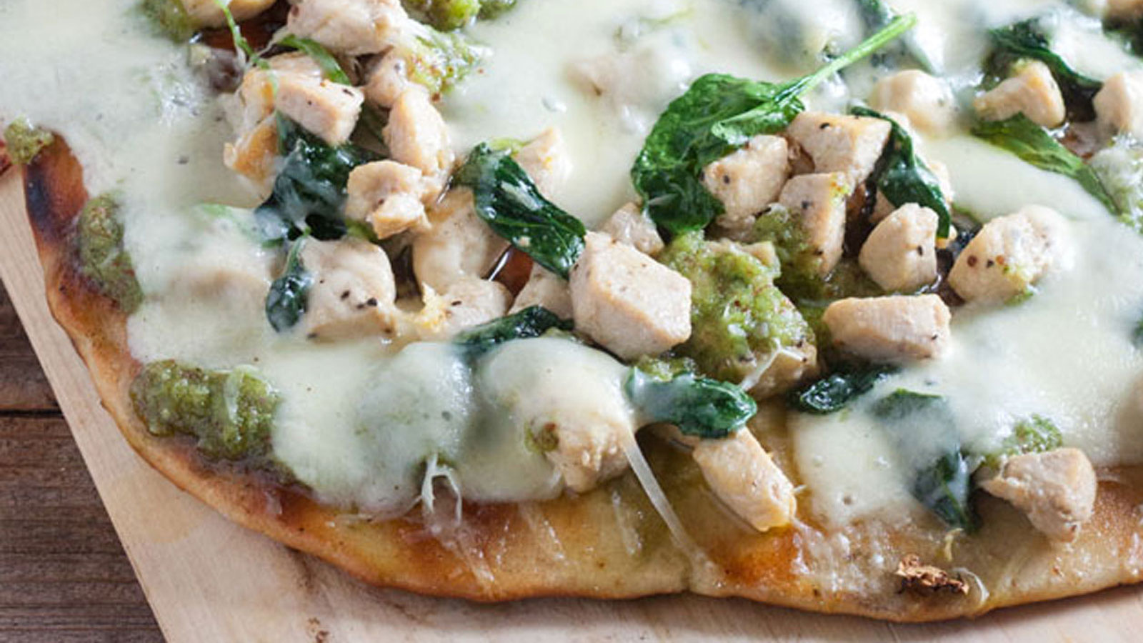 Chicken pizza close up image.