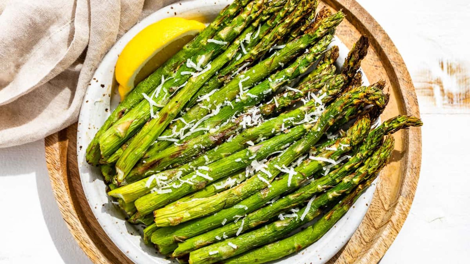 Air fryer asparagus on a plate.