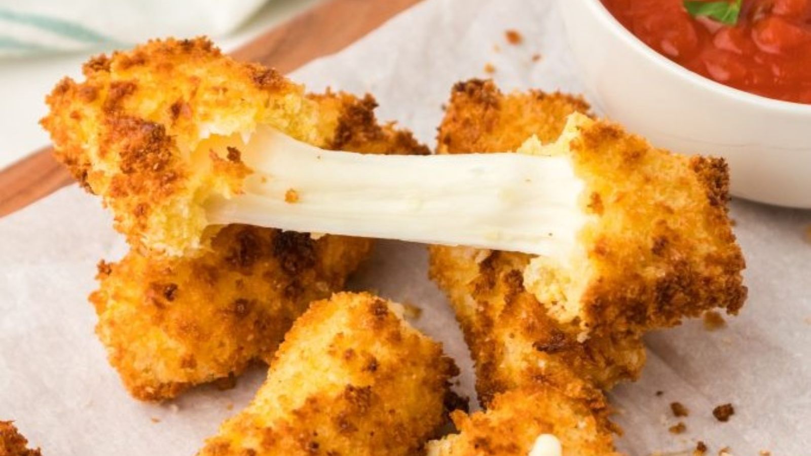 Mozzarela sticks with pulled cheese.