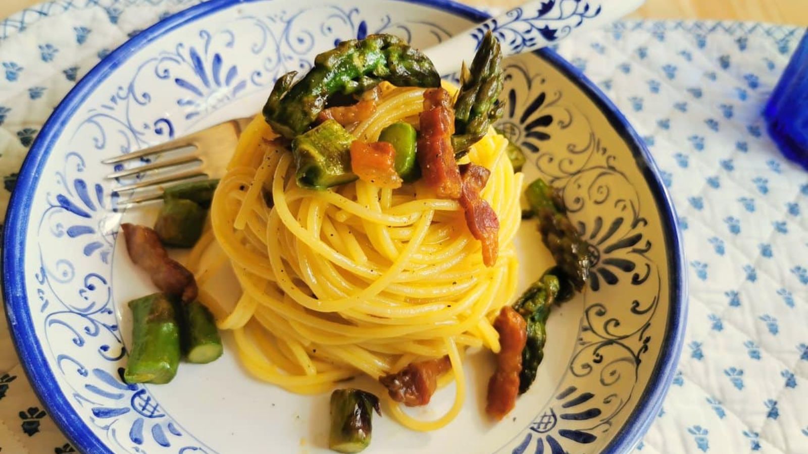 Carbonara with asparagus on a plate.