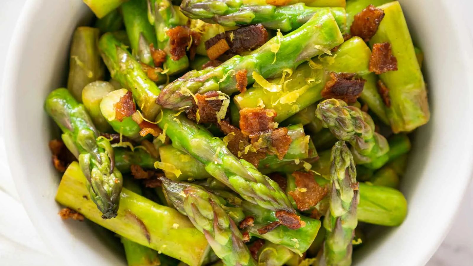 Asparagus with bacon in a bowl.