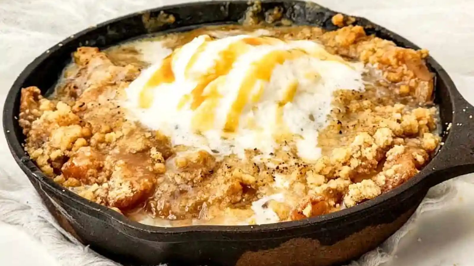 Apple crisp in a pan.