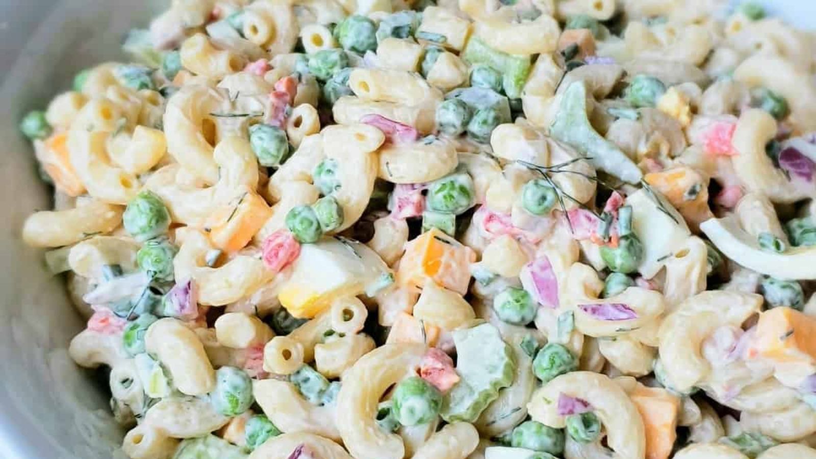 Macaroni salad din a bowl.