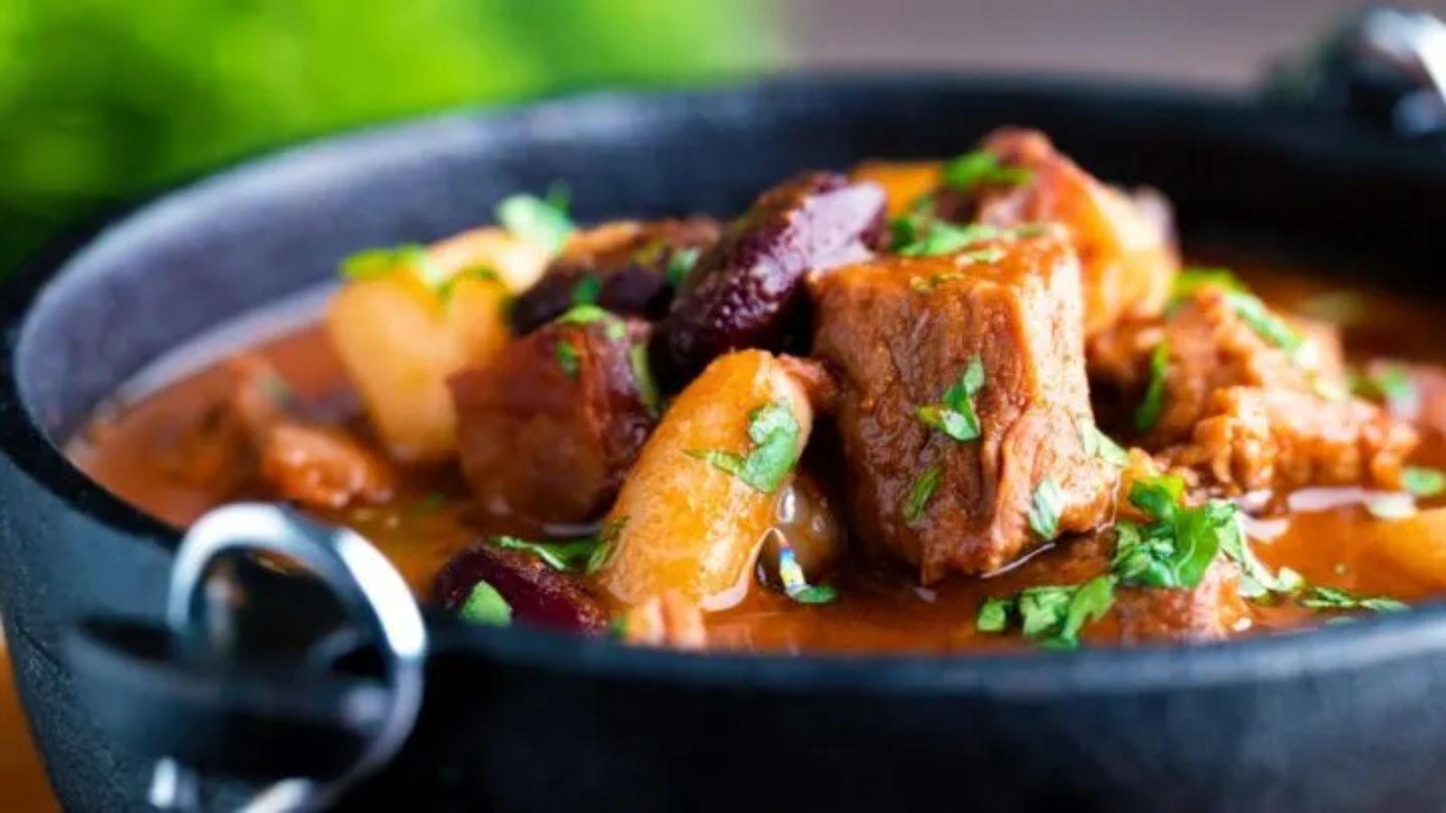 Babgulyas in a pot.