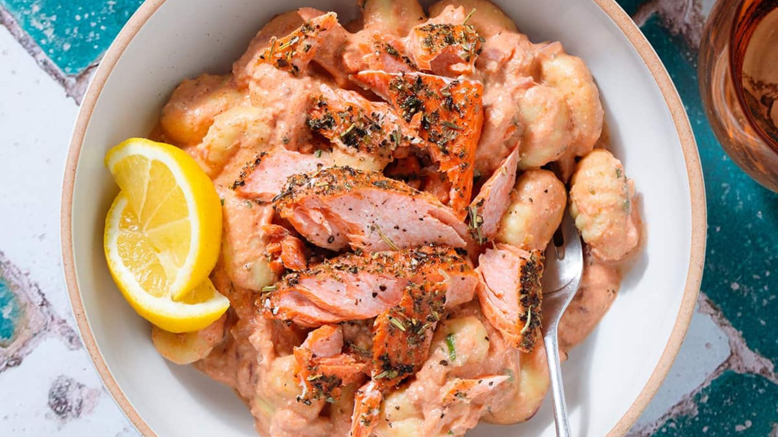 Salmon gnocchi with sliced lemons.