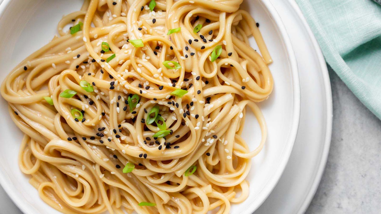 Butter noodles ona  plate.
