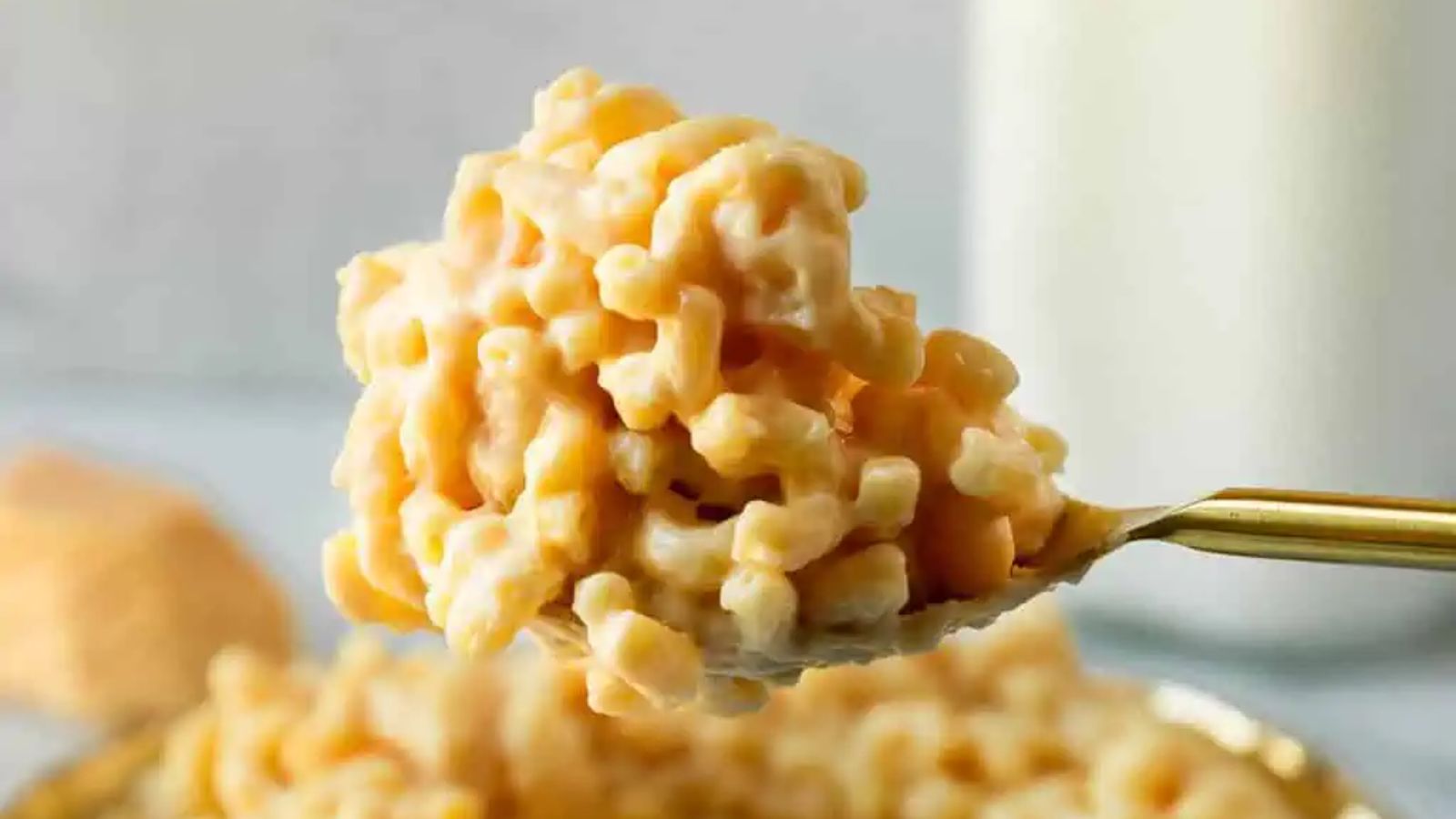 Gouda mac and cheese on a spoon.
