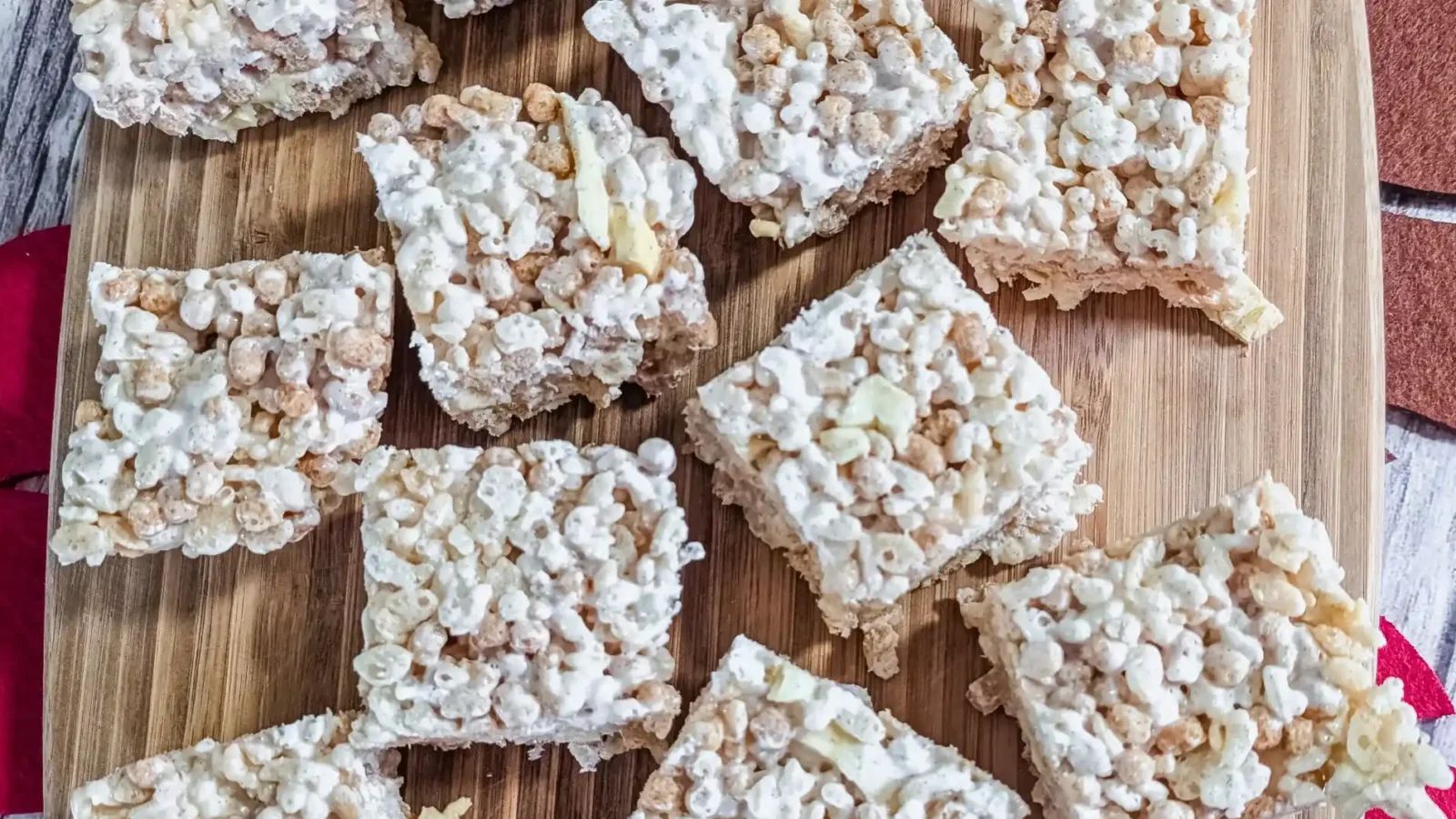 Rice krispies with apple and cinnamon flavor.